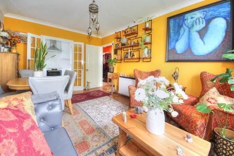 2 bedroom flat for sale, Avenue Road, London, N14