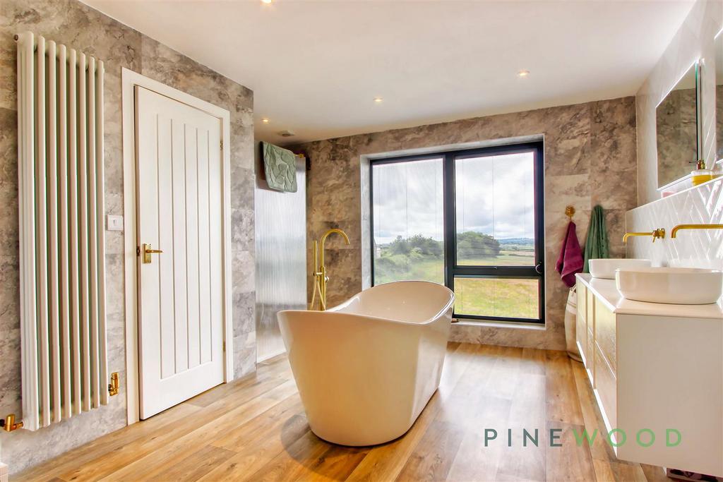 Main bedroom suite   ensuite