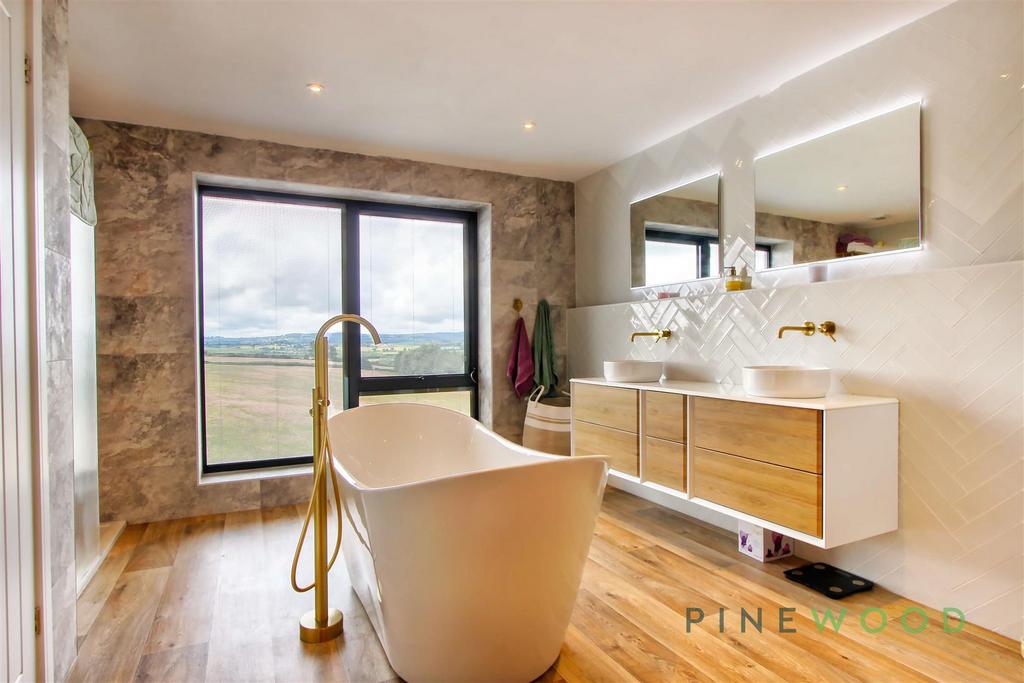 Main bedroom suite   ensuite