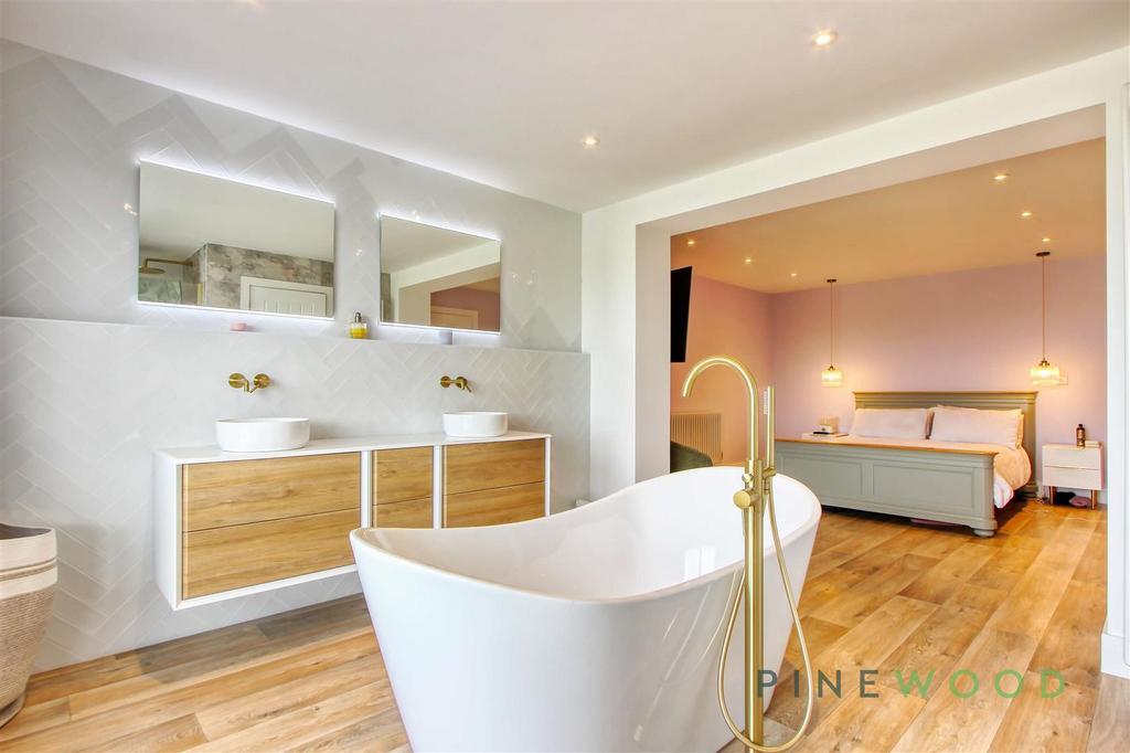 Main bedroom suite   ensuite