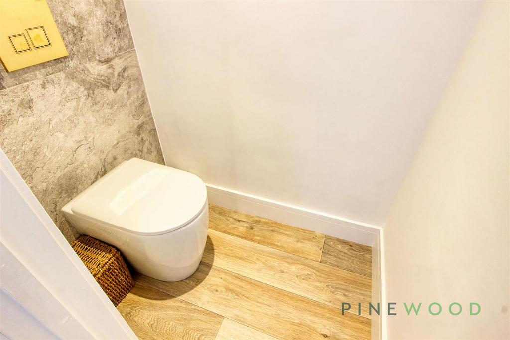 Main bedroom suite  wc