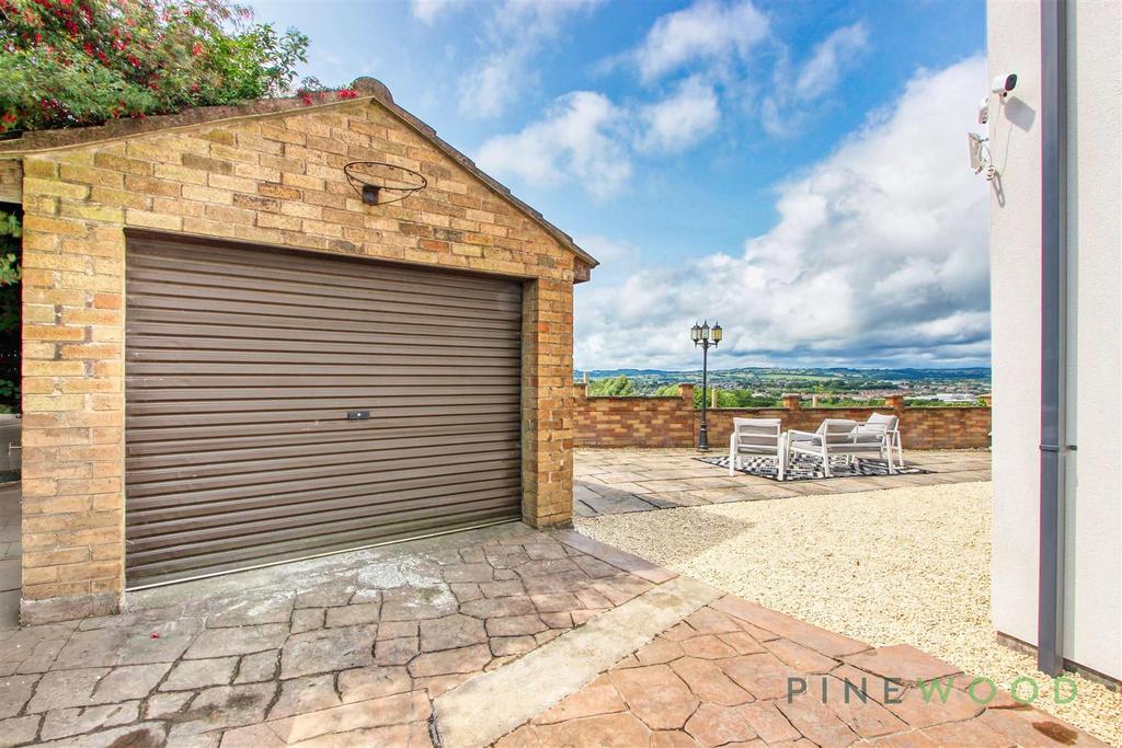 Detached garage