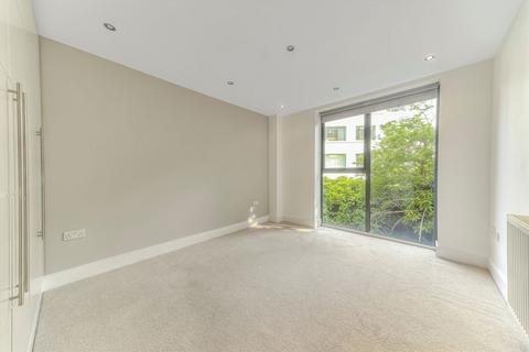 3 bedroom flat to rent, Taymount Rise, London SE23
