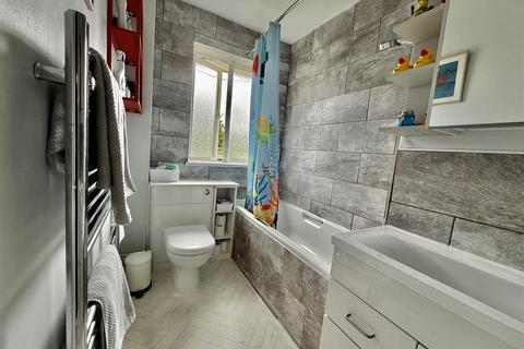 2 Cedar Close, Borehamwood, WD6 2ED