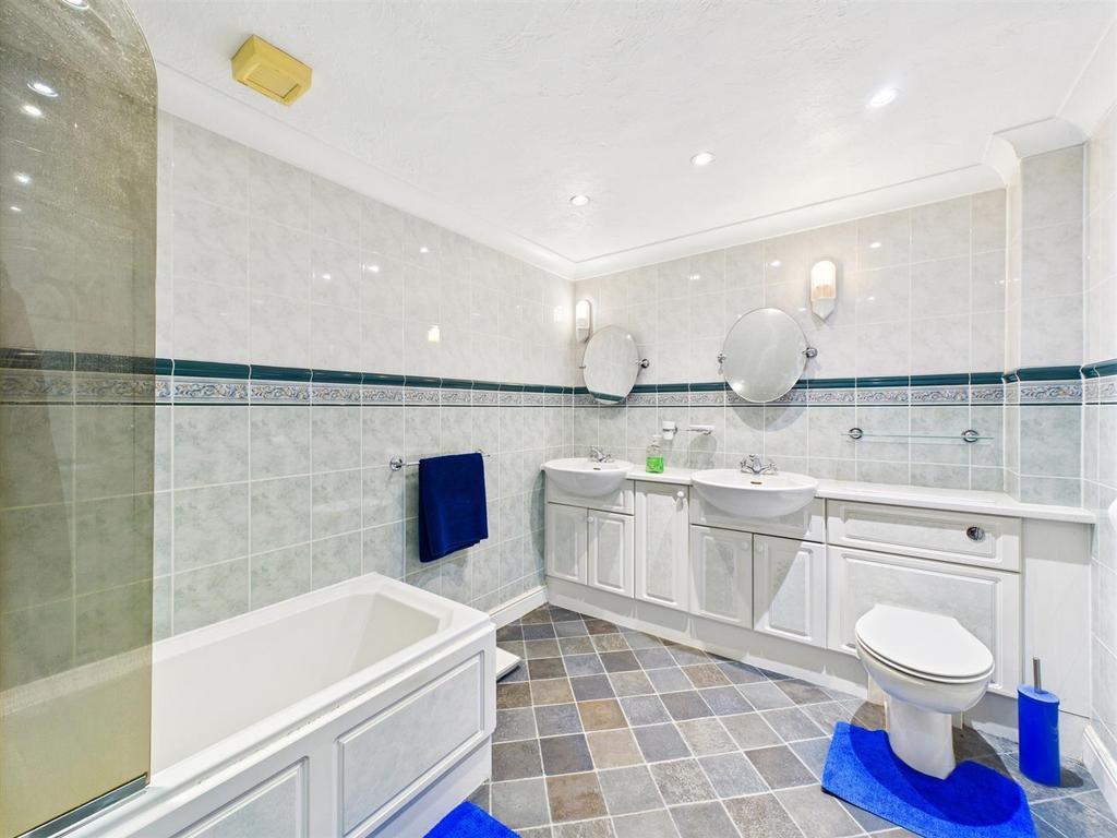 En suite and dressing room