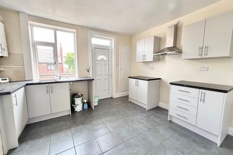 2 bedroom end of terrace house to rent, Crown Avenue, Barnsley