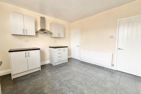 2 bedroom end of terrace house to rent, Crown Avenue, Barnsley