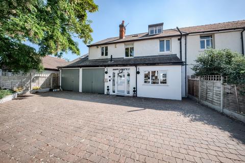 65 Bromwich Road, Worcester, WR2 4AR