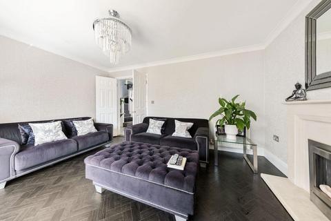 4 bedroom detached house for sale, Hoveton Way, IG6