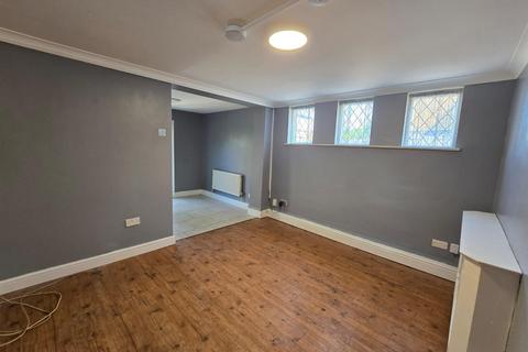 2 bedroom end of terrace house to rent, Chivers Road, London