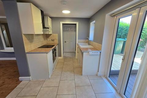 2 bedroom end of terrace house to rent, Chivers Road, London