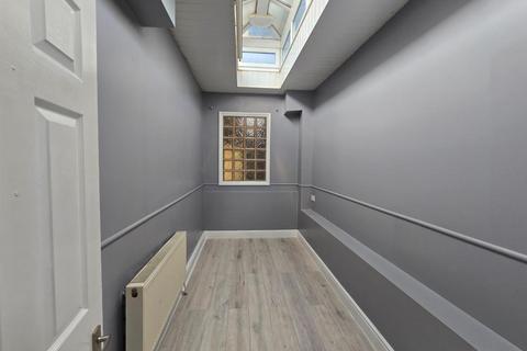 2 bedroom end of terrace house to rent, Chivers Road, London