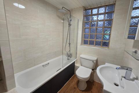 2 bedroom end of terrace house to rent, Chivers Road, London