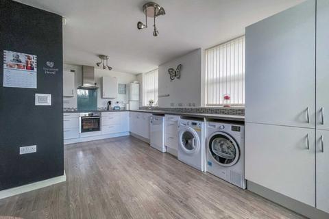 3 bedroom terraced house for sale, Crossbank Road, Batley