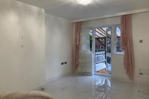 2 bedroom flat to rent, 2 BEDROOM GARDEN FLAT ARRAN WALK