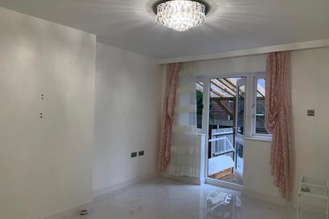2 bedroom flat to rent, 2 BEDROOM GARDEN FLAT ARRAN WALK