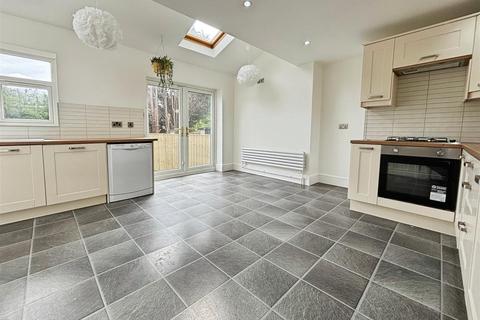 7 Leafield Grove, Bradford, BD2 3SA