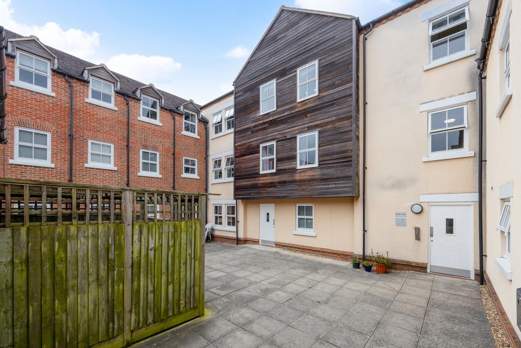 27 Broka Court, Aylesbury HP19 7 HX-15