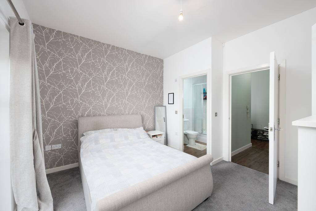 27 Broka Court, Aylesbury HP19 7 HX-7