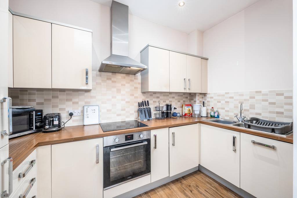 27 Broka Court, Aylesbury HP19 7 HX-10