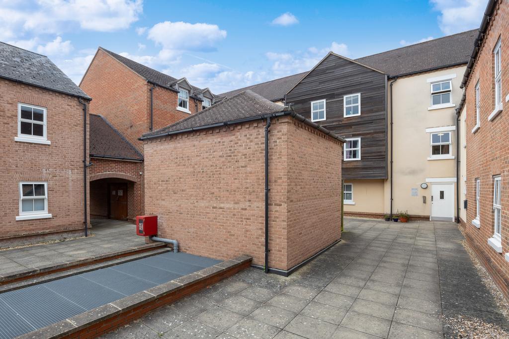 27 Broka Court, Aylesbury HP19 7 HX-16