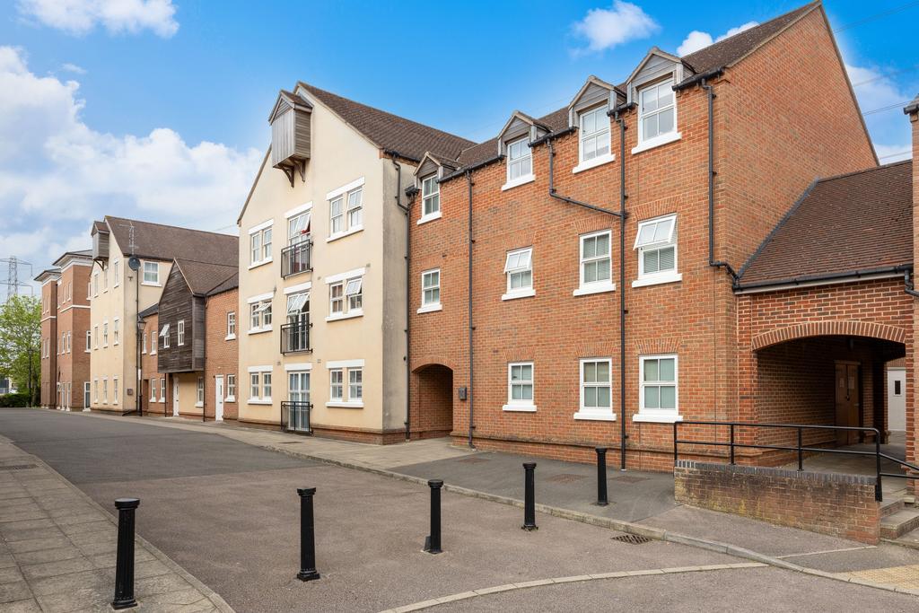 27 Broka Court, Aylesbury HP19 7 HX-17