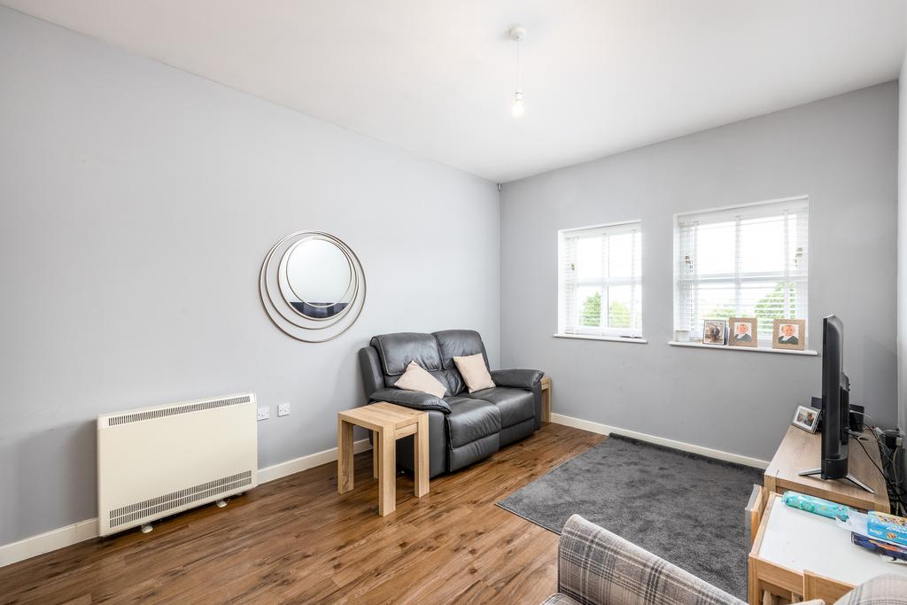 27 Broka Court, Aylesbury HP19 7 HX-13