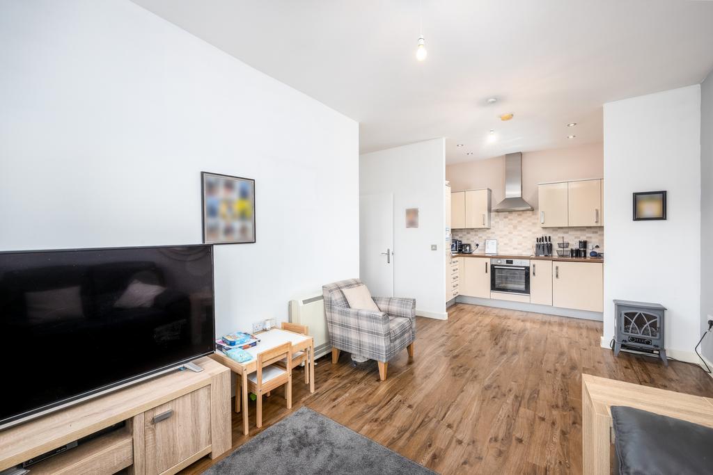 27 Broka Court, Aylesbury HP19 7 HX-14