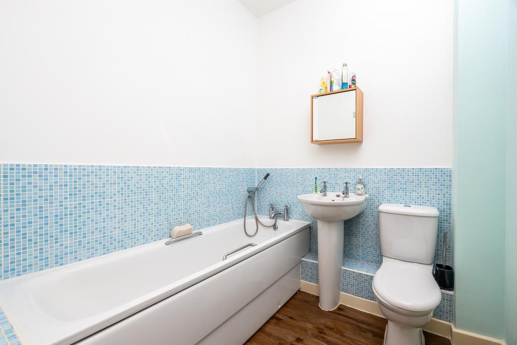 27 Broka Court, Aylesbury HP19 7 HX-1