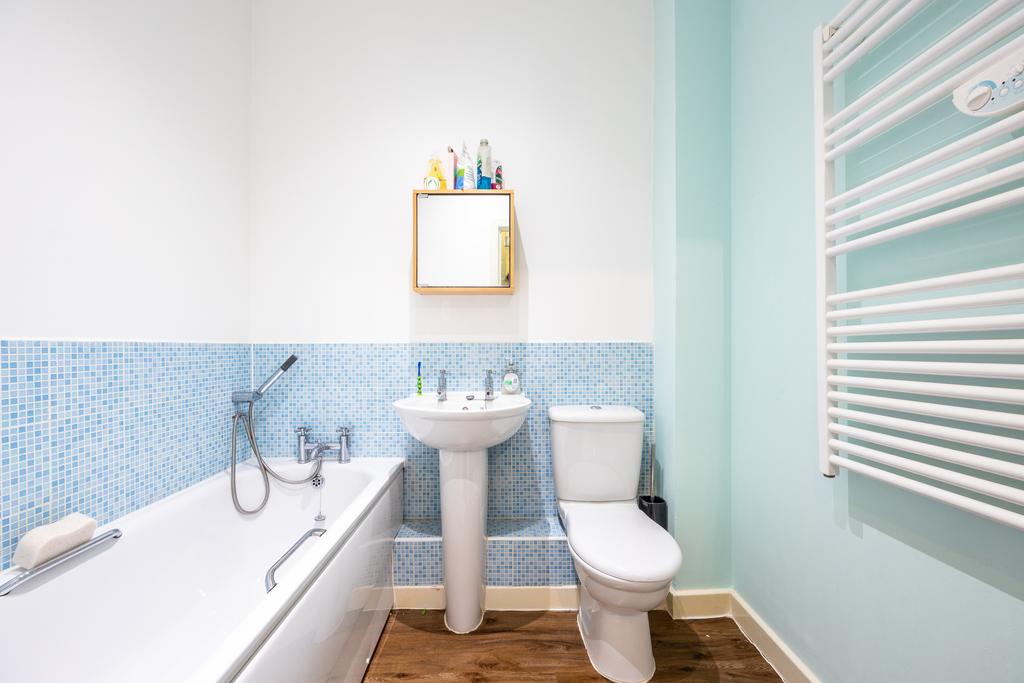27 Broka Court, Aylesbury HP19 7 HX-2