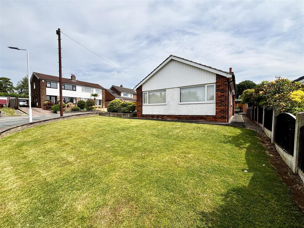 Gainford Drive, Garforth, Leeds 3 bed detached bungalow for sale - £339,500