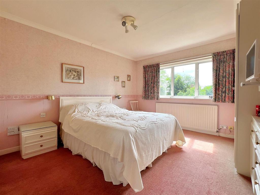 Bed 1.jpg