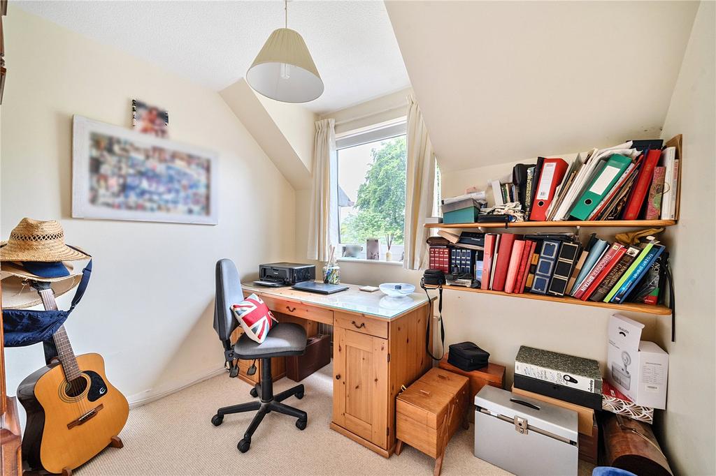 Bedroom / Study