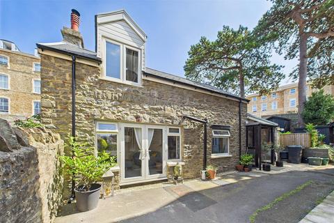 Immediate to Hill Road in Clevedon