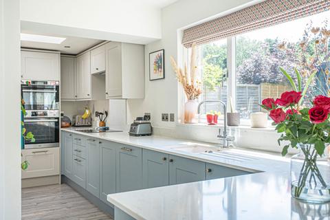 16 Lightsfield, Oakley, Basingstoke, RG23 7BL
