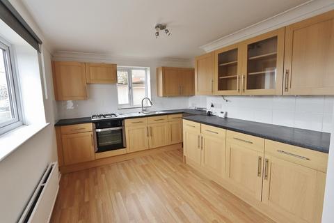 3 bedroom end of terrace house to rent, Lodge Lane, Romford, RM5