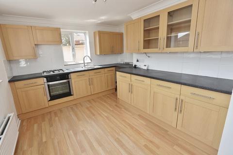 3 bedroom end of terrace house to rent, Lodge Lane, Romford, RM5