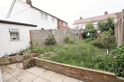 3 bedroom end of terrace house to rent, Lodge Lane, Romford, RM5