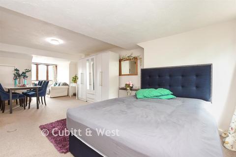 1 bedroom apartment for sale, Howard House, Reigate RH2