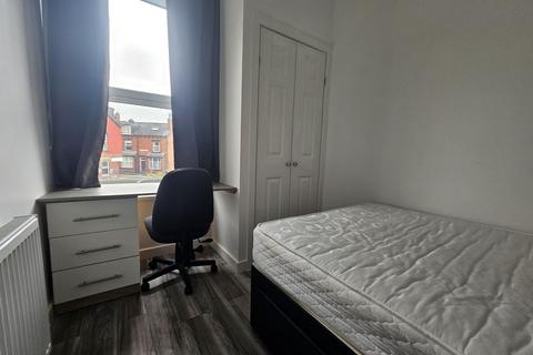 4 bedroom house to rent, Hessle View, Leeds LS6