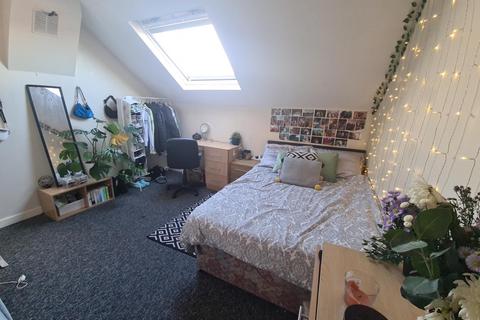 4 bedroom house to rent, Hessle View, Leeds LS6