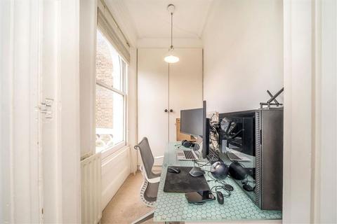 112c Burnt Ash Road, London, SE12 8PU