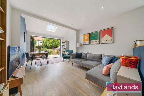3 bedroom flat for sale, Eaton Park Road, London