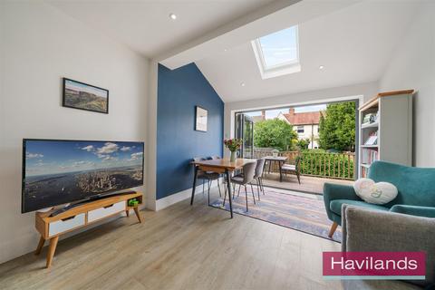 3 bedroom flat for sale, Eaton Park Road, London