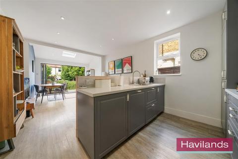 3 bedroom flat for sale, Eaton Park Road, London