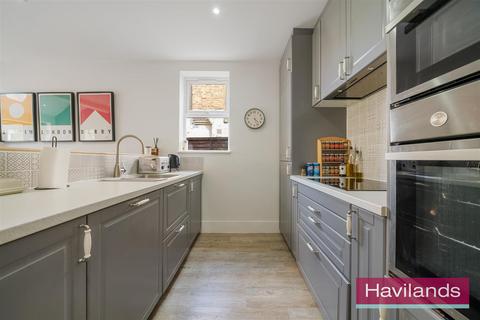 3 bedroom flat for sale, Eaton Park Road, London