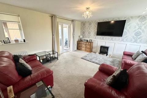 3 bedroom end of terrace house for sale, Keighley Road, Illingworth, Halifax
