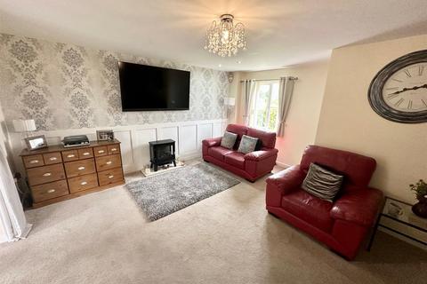3 bedroom end of terrace house for sale, Keighley Road, Illingworth, Halifax