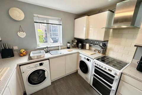 3 bedroom end of terrace house for sale, Keighley Road, Illingworth, Halifax