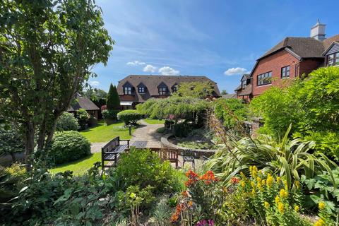 2 bedroom end of terrace house for sale, Courtyard Gardens, Sevenoaks TN15